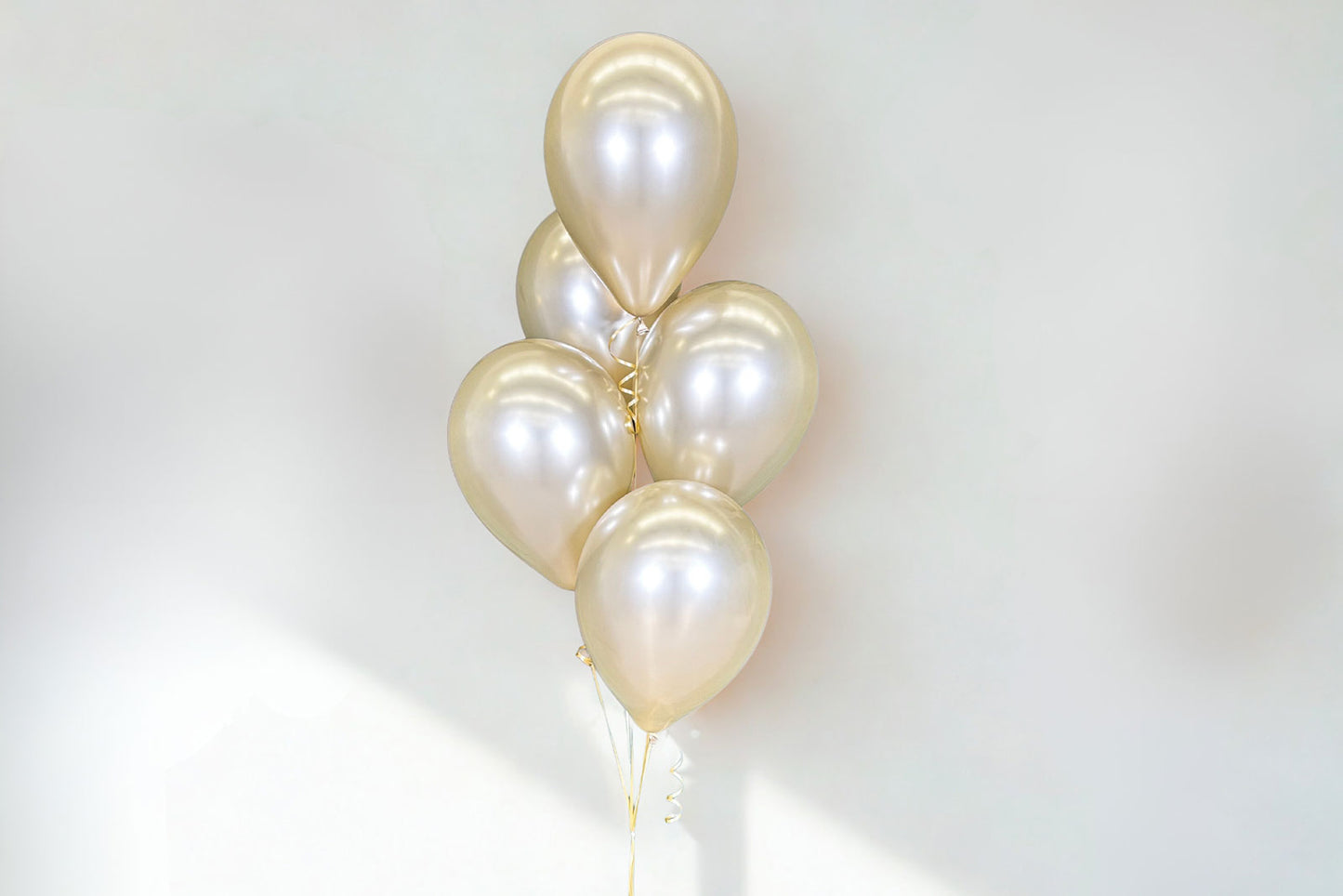 Colourful helium 5-balloon table centrepiece in Auckland, styled by MBP-certified Mad Dog Backdrops.