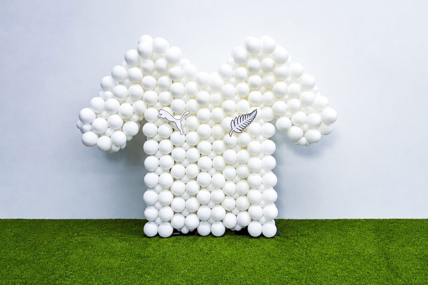 Custom balloon sports jersey sculpture created for a sports-themed event in Auckland, perfect for birthdays, team celebrations, corporate events, and sports functions.