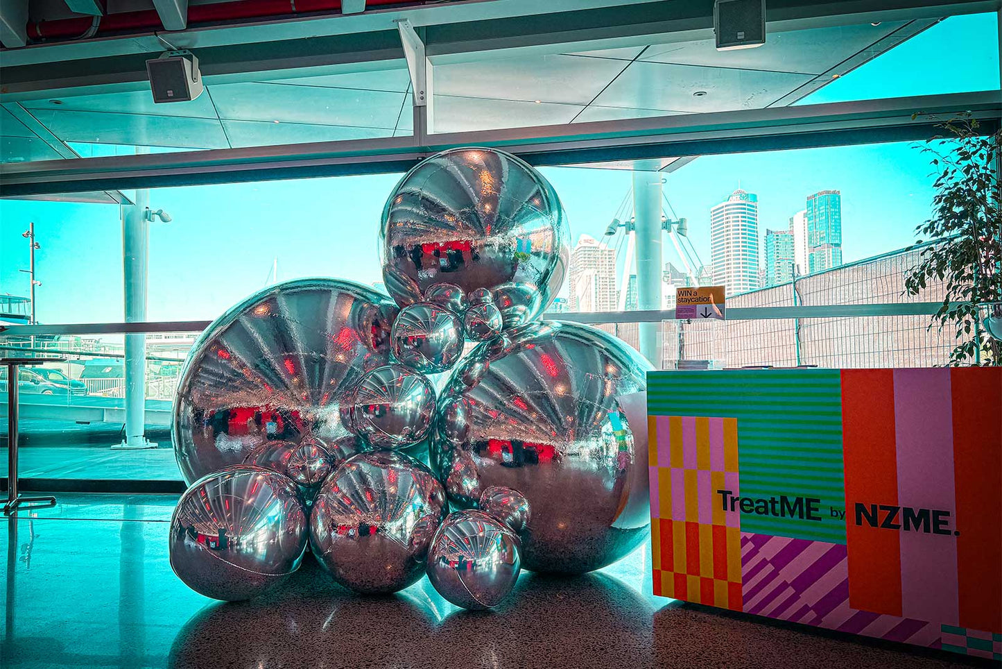 Large silver sphere balloon display creating a modern and elegant event feature, ideal for corporate events, weddings, birthdays, gala dinners, and luxury celebrations across New Zealand.