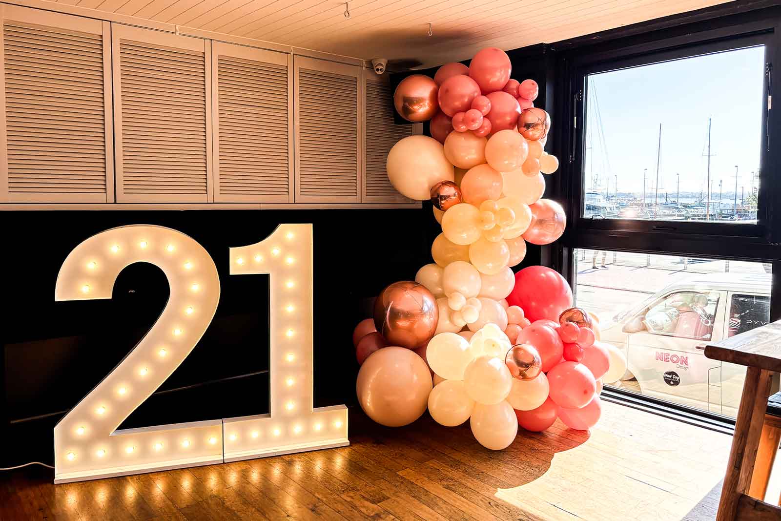 21 marquee lights with balloon garland for stylish birthday celebrations in NZ