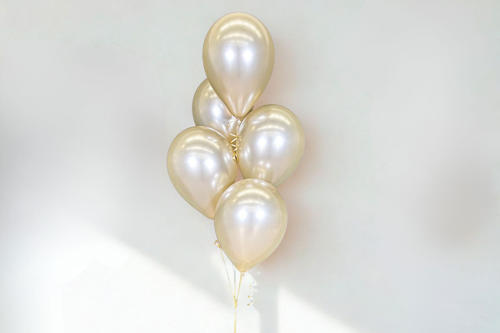 Colourful helium 5-balloon table centrepiece in Auckland, styled by MBP-certified Mad Dog Backdrops. 