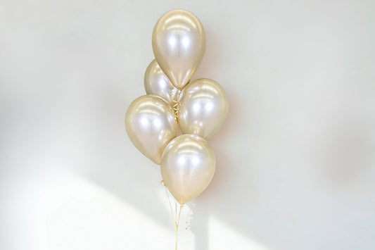 Colourful helium 5-balloon table centrepiece in Auckland, styled by MBP-certified Mad Dog Backdrops. 