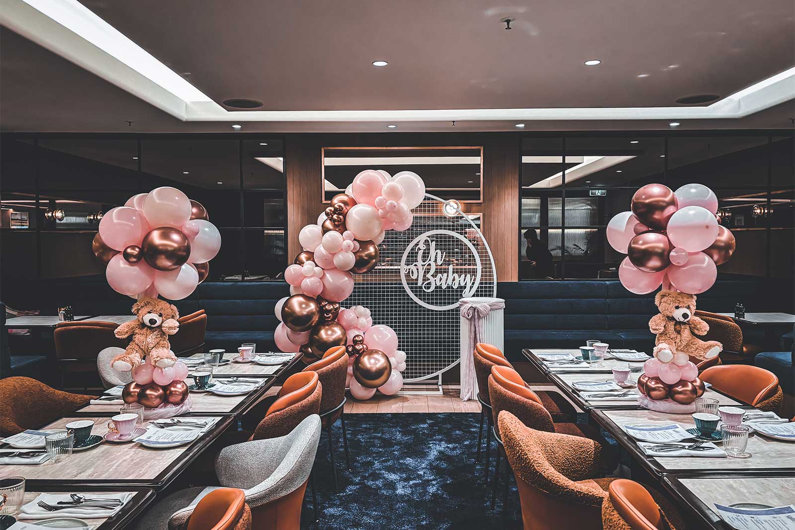 Elegant baby shower balloon garland and decorations for a special celebration in Auckland.