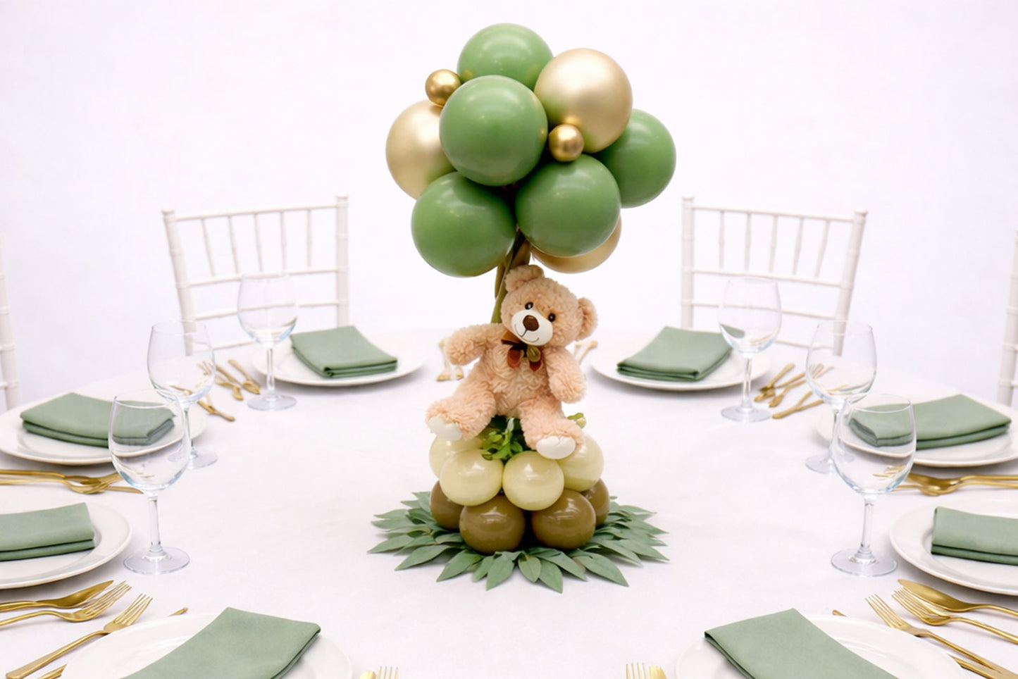 Adorable teddy bear centrepiece surrounded by colourful balloons, perfect for birthday or kids’ party tables