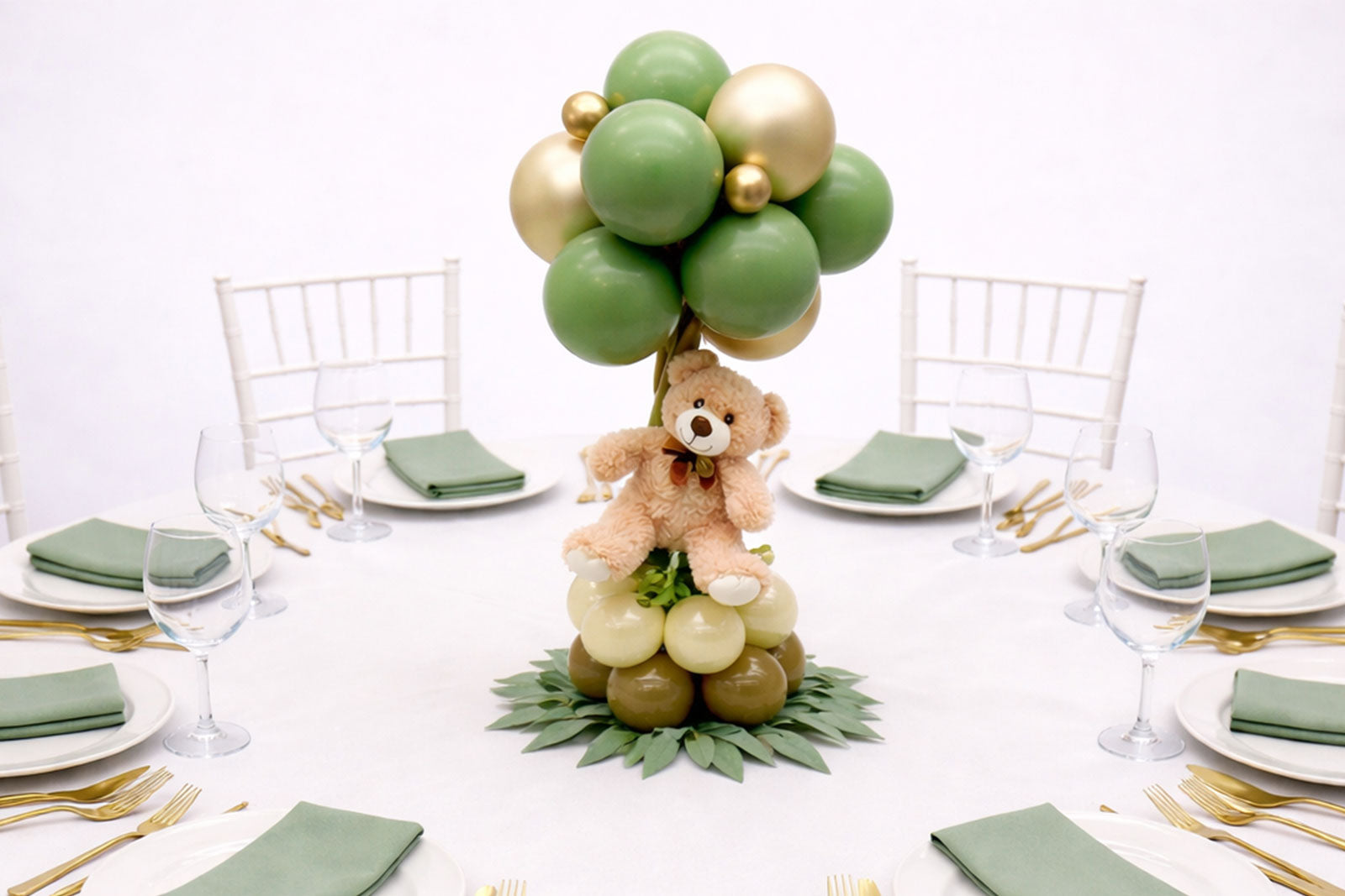 Adorable teddy bear centrepiece surrounded by colourful balloons, perfect for birthday or kids’ party tables