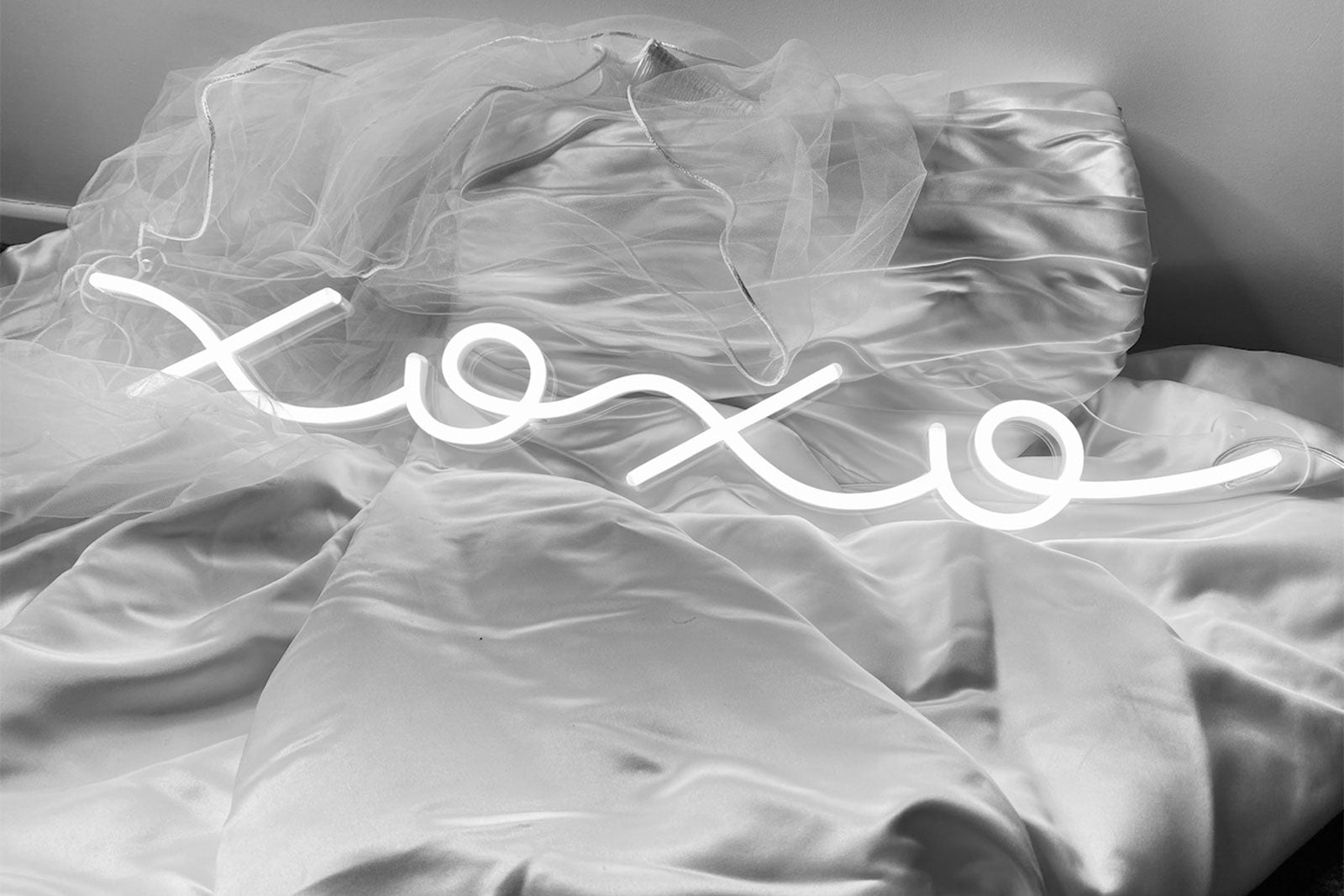 XOXO neon sign hire for weddings, birthdays, parties and stylish event backdrops in Auckland by Mad Dog Backdrops.